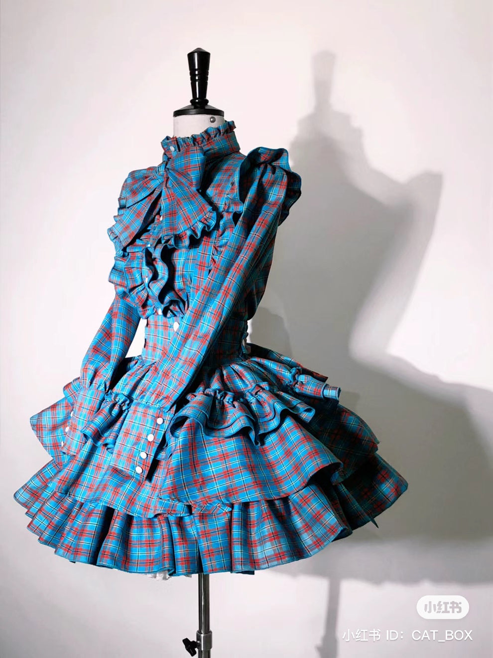 Eine Puppenhausbluse, gelb und blau kariert