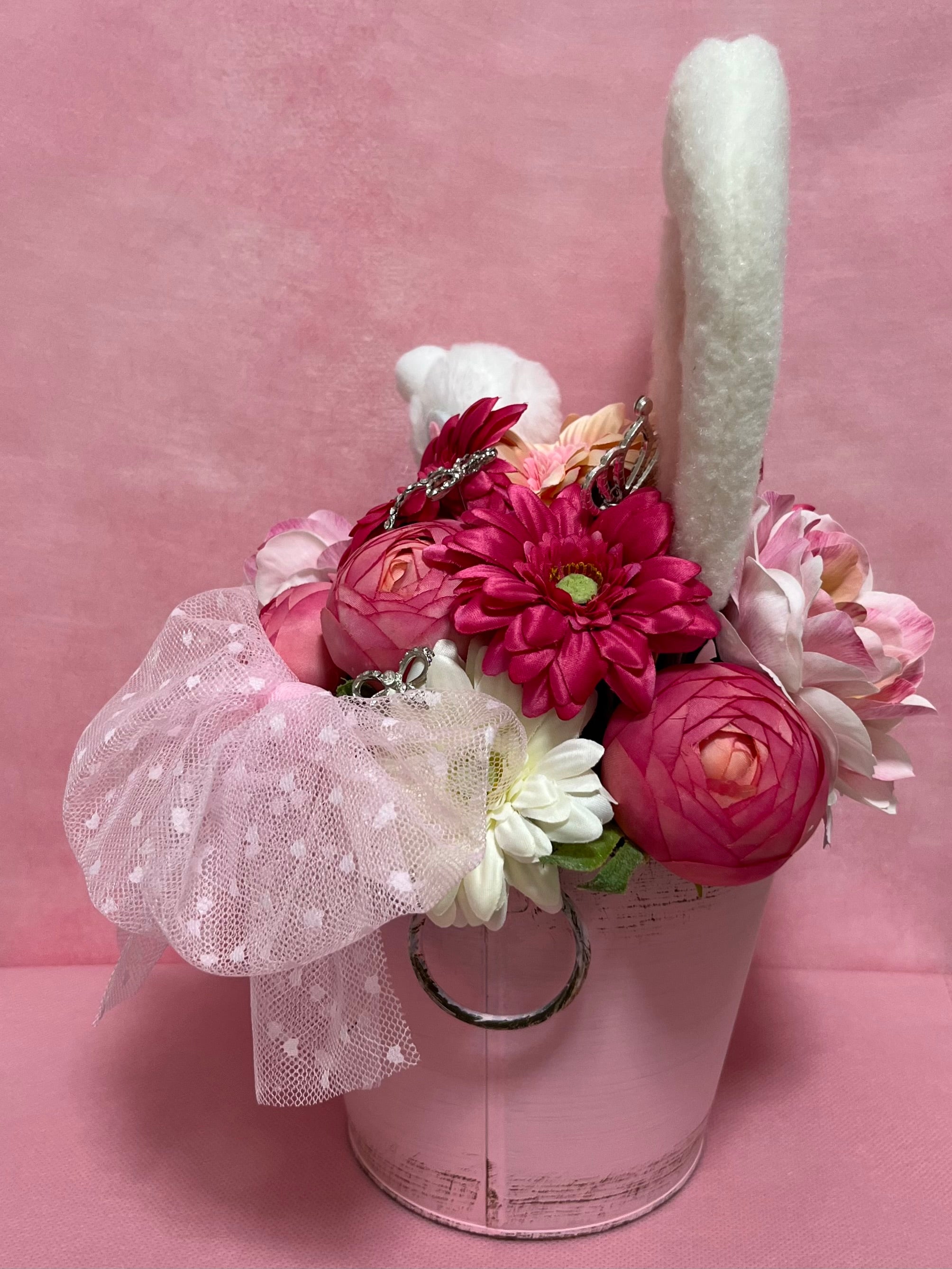 フラワーカービング祭り④耳元に可憐なデルフィニウムの花束を…ピンクカルセドニー Bunny Princess in a flower garden フラワーアレンジメント