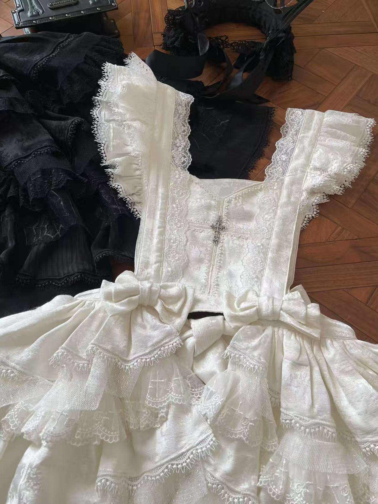 【受注予約~11/24】Lost Raven Sister エプロン【黒眼窩診療室】