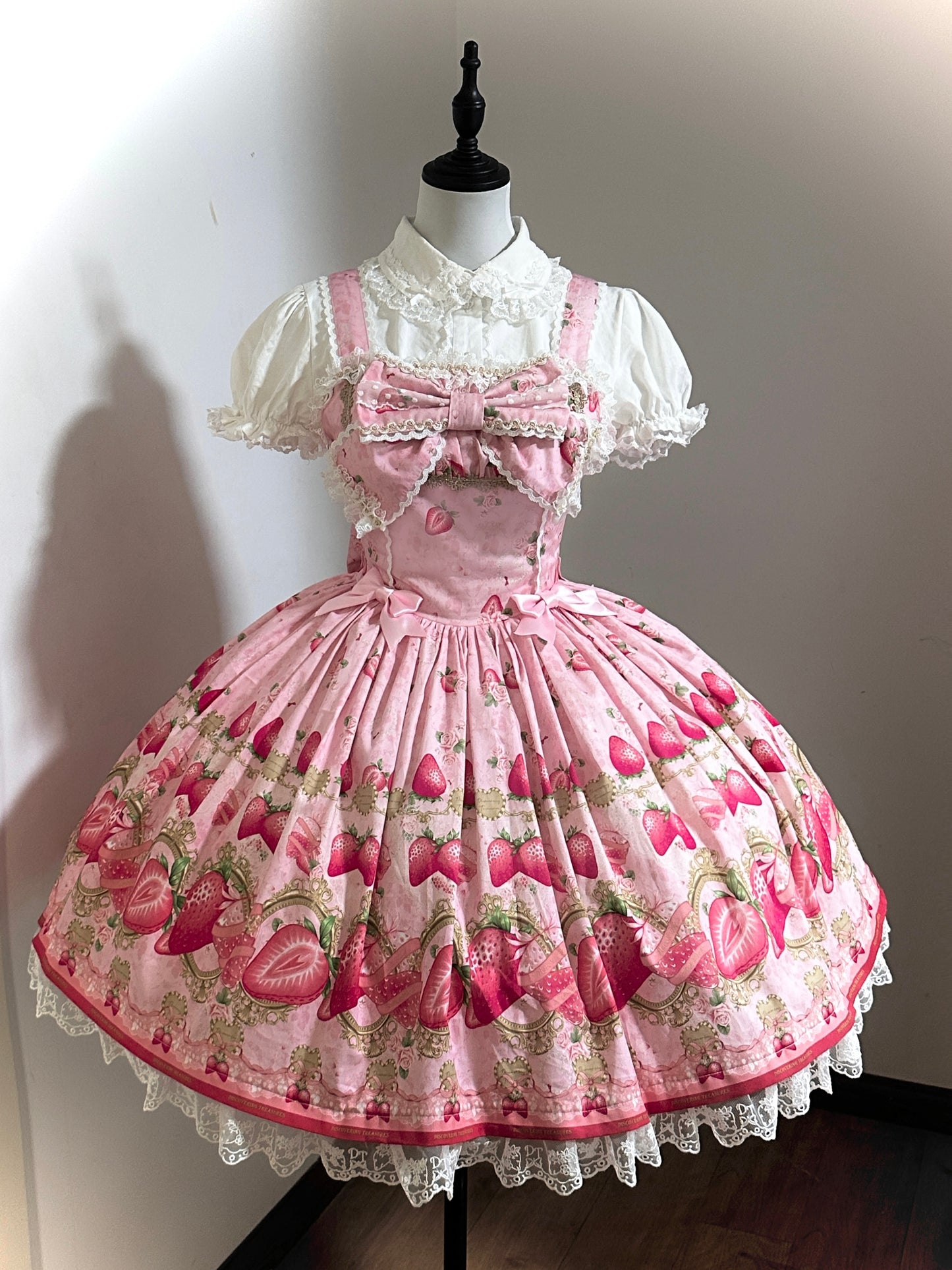 【受注予約~12/28】香水イチゴ ジャンパースカート・ワンピース【Discovering Treasures Studio】