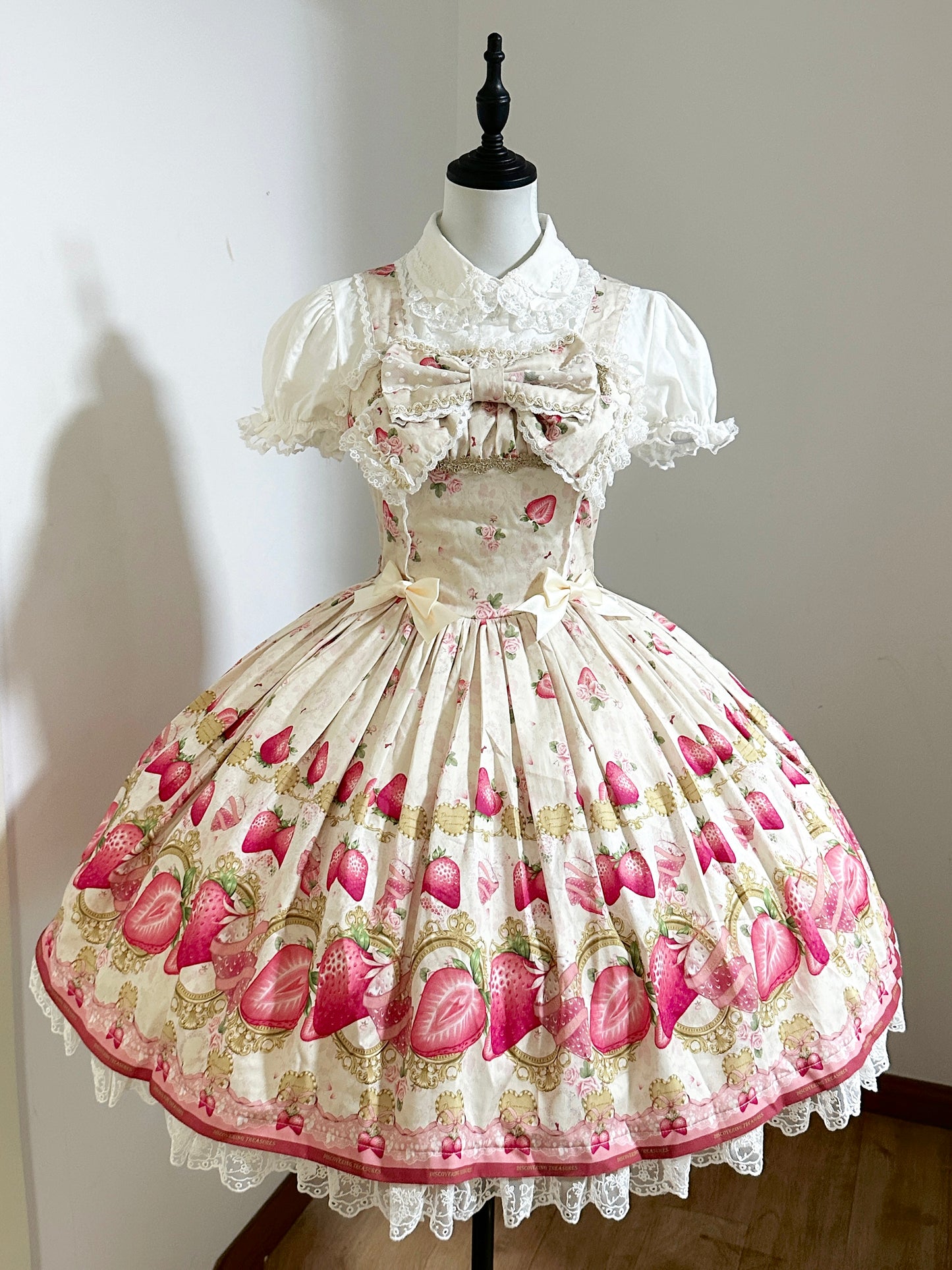 【受注予約~12/28】香水イチゴ ジャンパースカート・ワンピース【Discovering Treasures Studio】