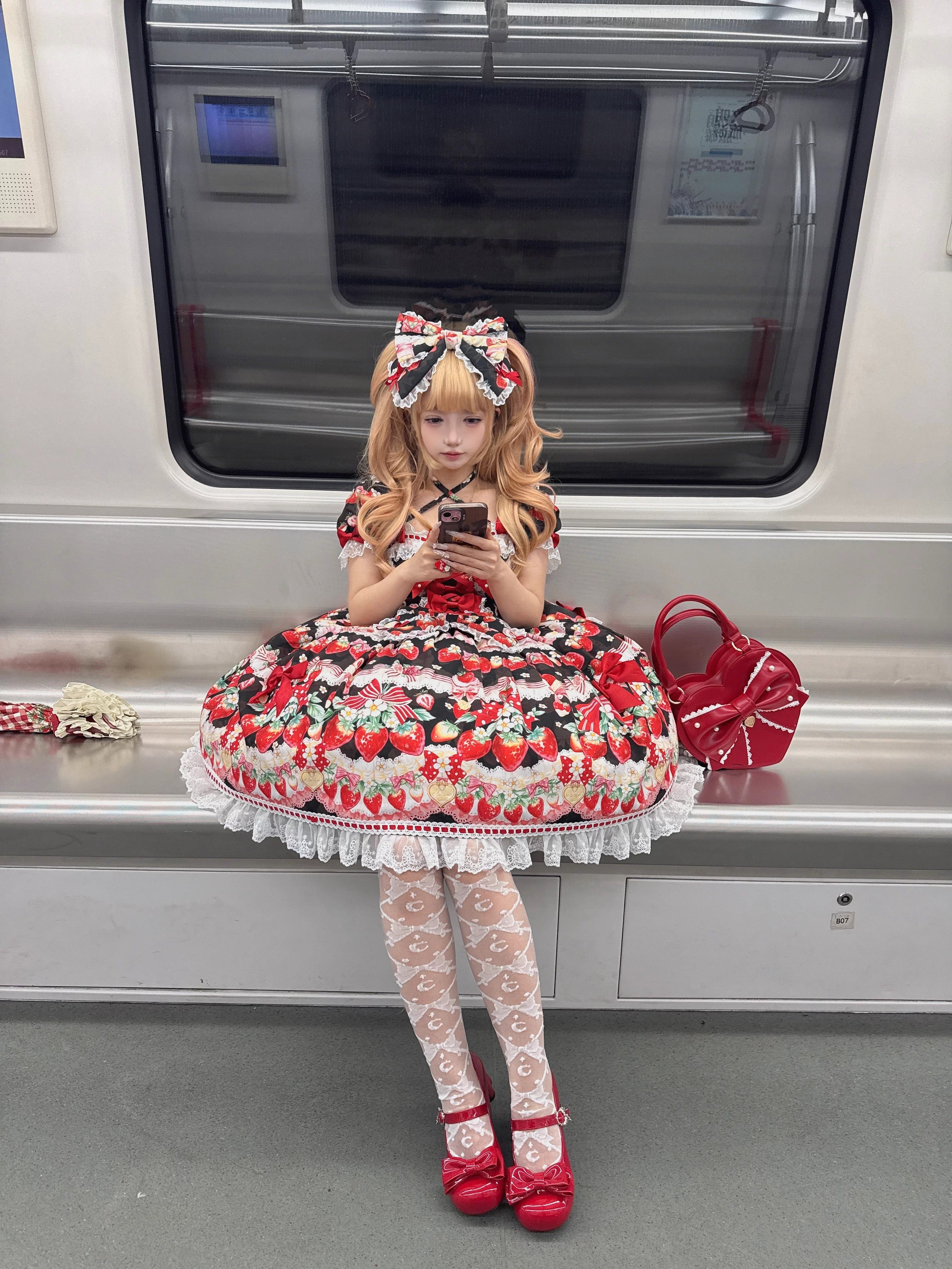 受注予約~3/30】イチゴと花束 ワンピース【Antique Doll】 – Epetice