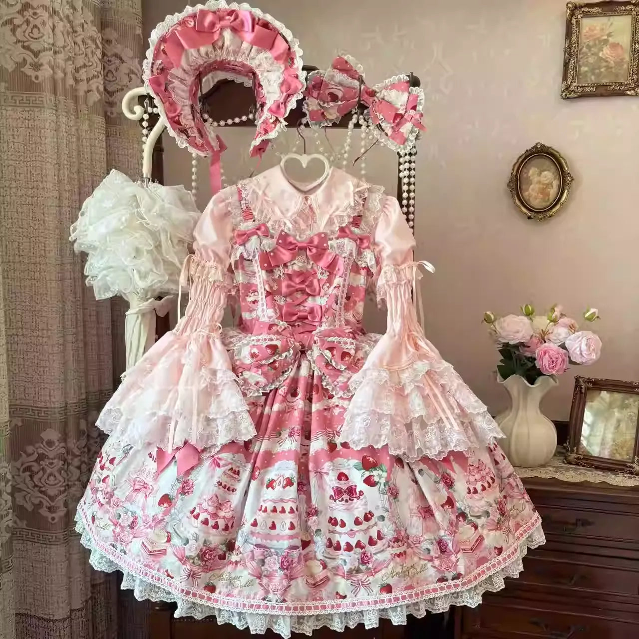 【受注予約~10/15】Strawberry Cake Bouquet 2.0 ブラウス【AntiqueDoll】