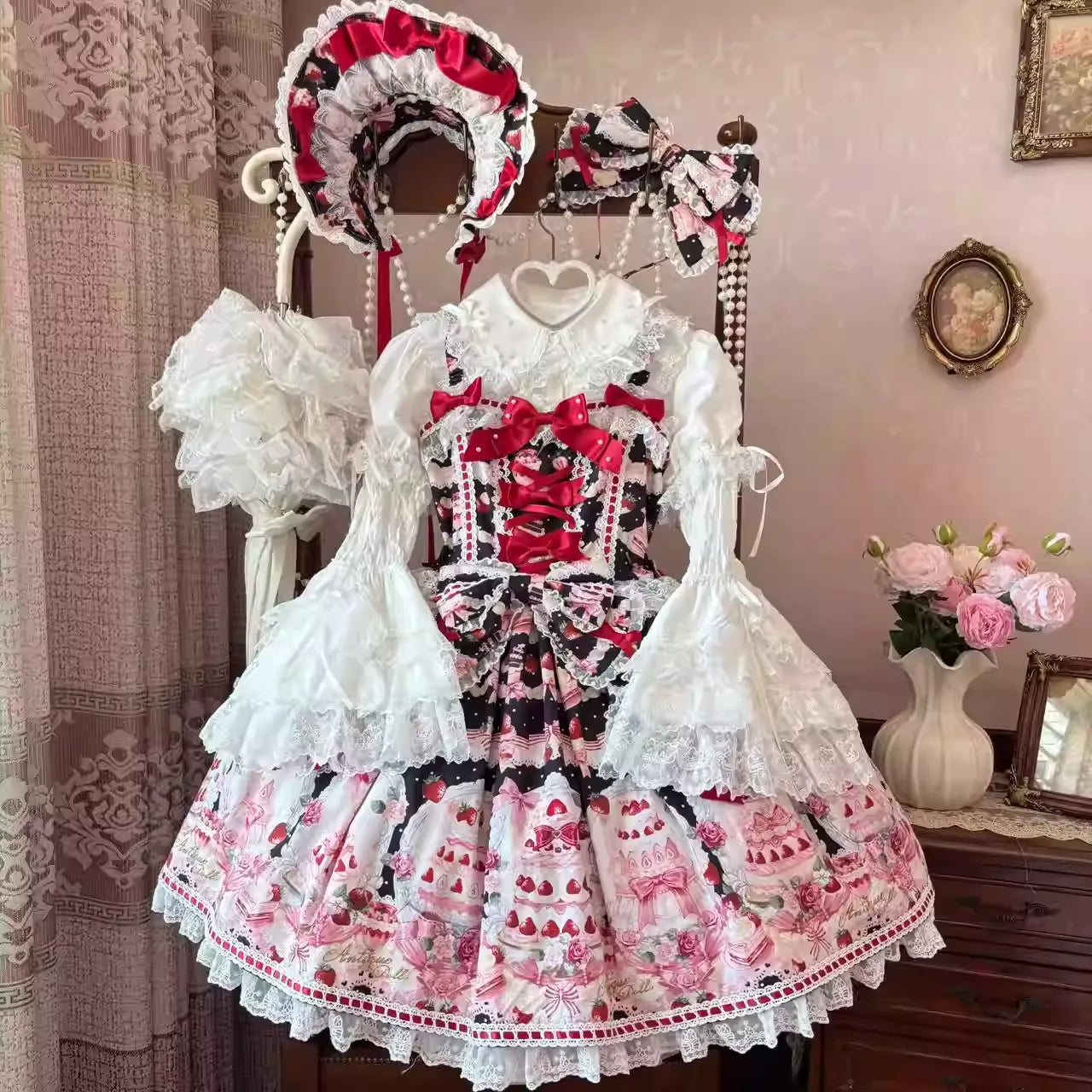 【受注予約~10/15】Strawberry Cake Bouquet 2.0 ブラウス【AntiqueDoll】