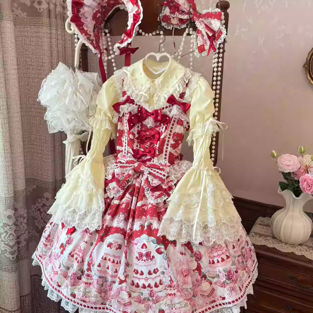 【受注予約~10/15】Strawberry Cake Bouquet 2.0 ブラウス【AntiqueDoll】