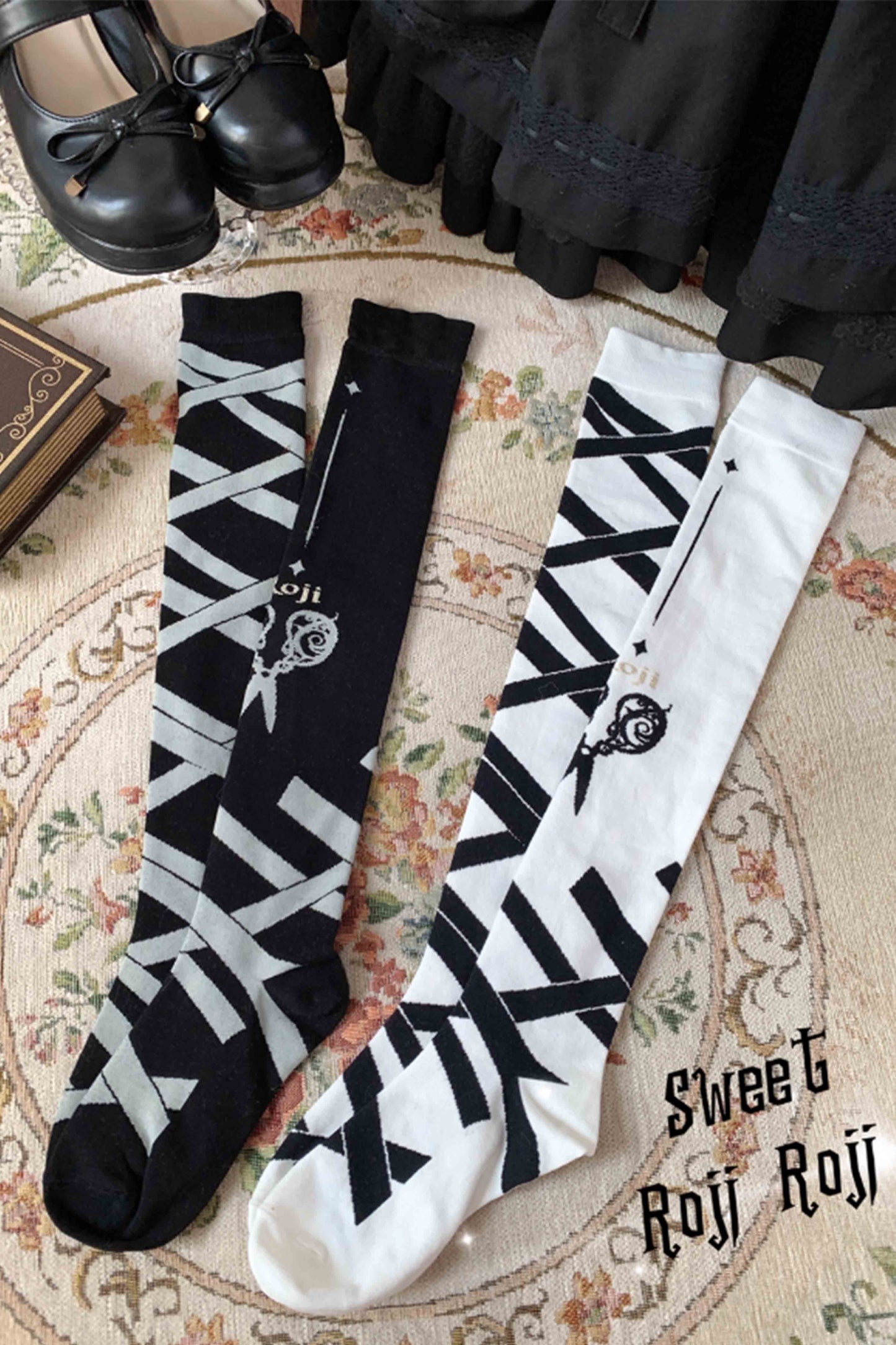 包帯とハサミのニーハイソックス【Roji Roji】