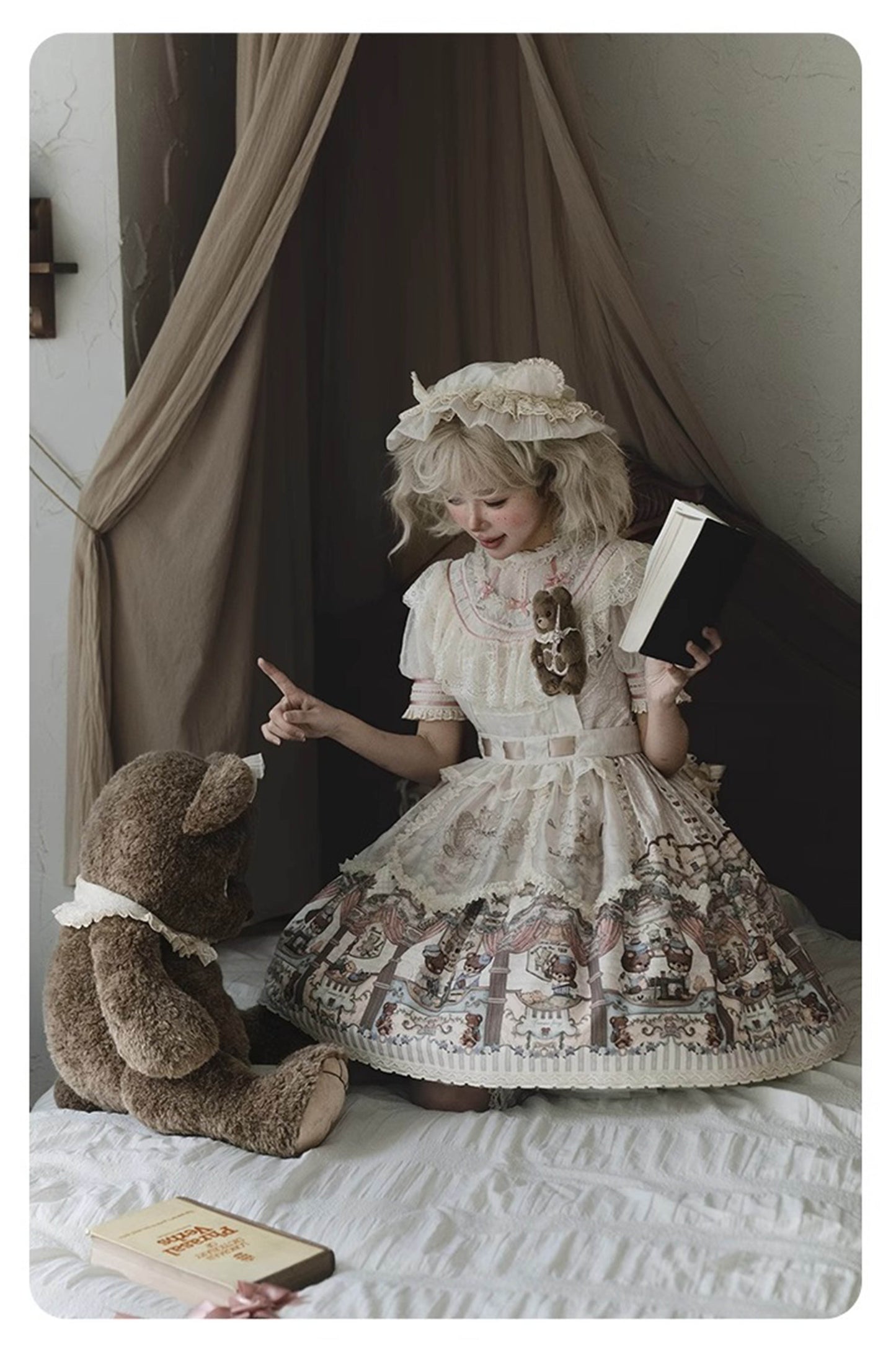 [Pre-orders until March 5th] Bear Museum Apron [Midsummer Story]